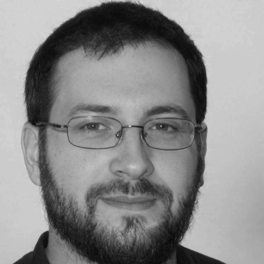 Usuario revisando primeras configuraciones del sistema